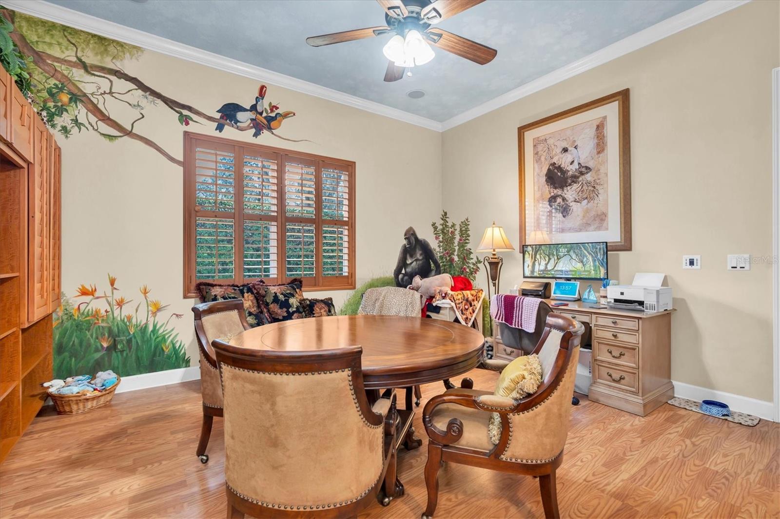 Listing photo id 32 for 2861 Roehampton Close