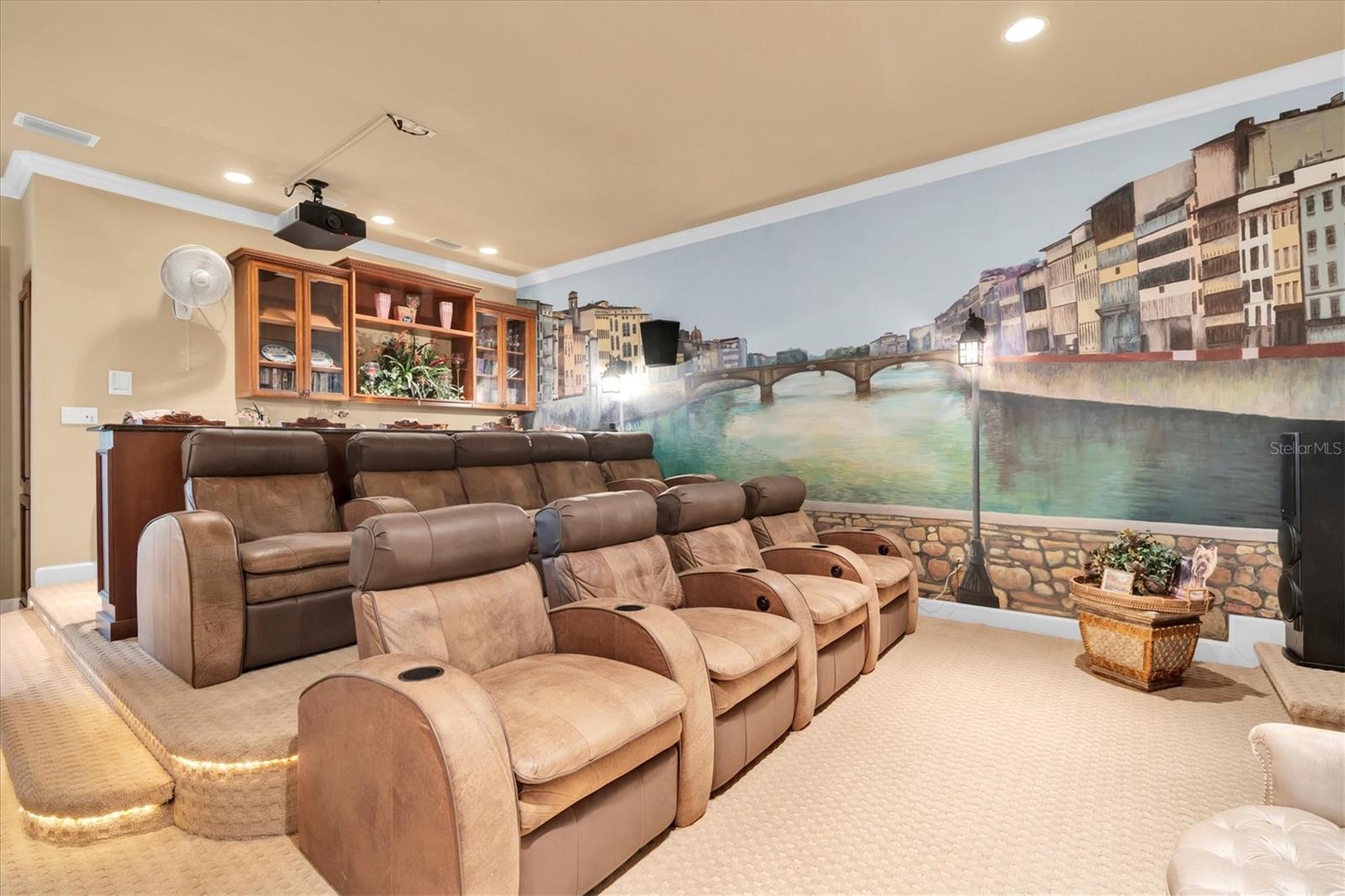 Listing photo id 35 for 2861 Roehampton Close