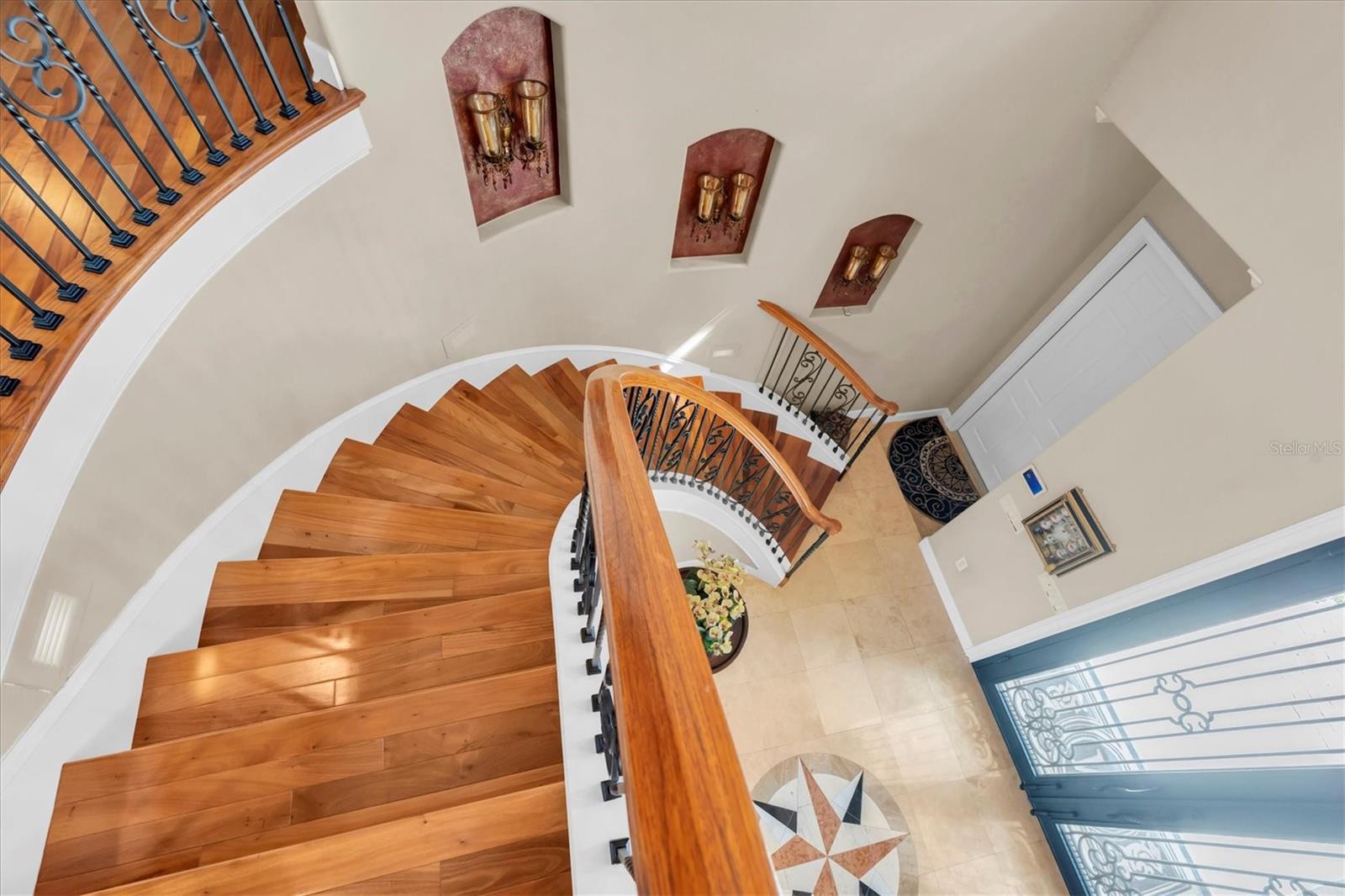 Listing photo id 36 for 2861 Roehampton Close
