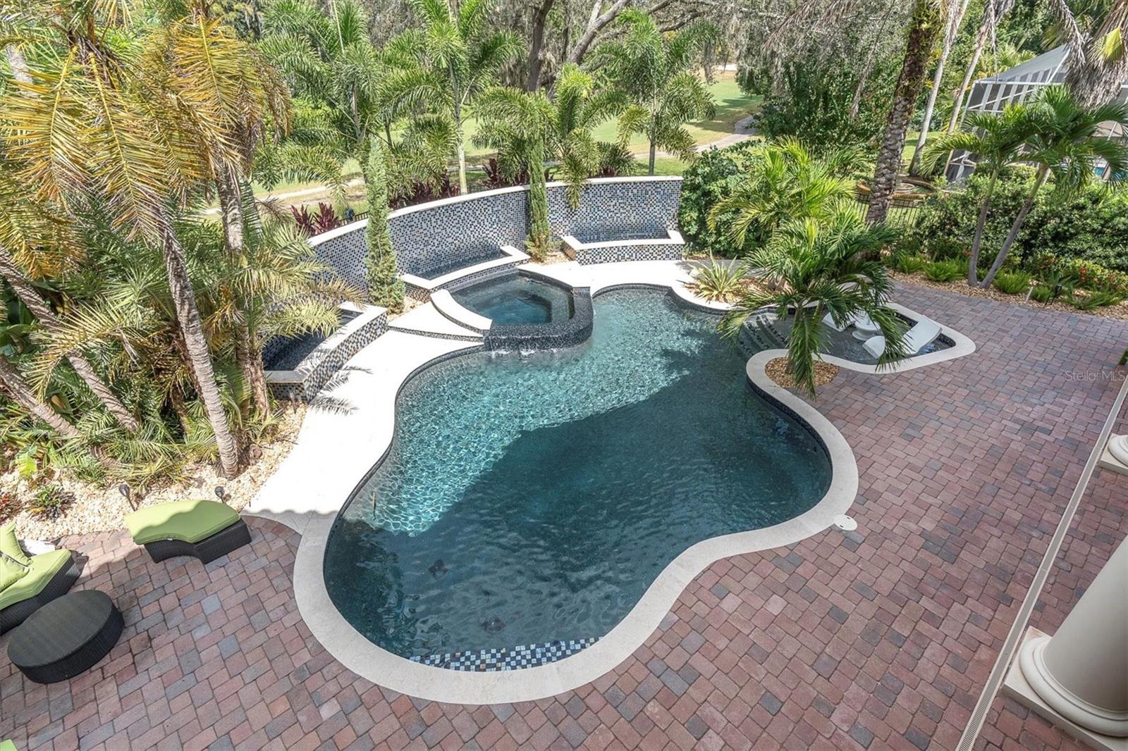 Listing photo id 2 for 2861 Roehampton Close