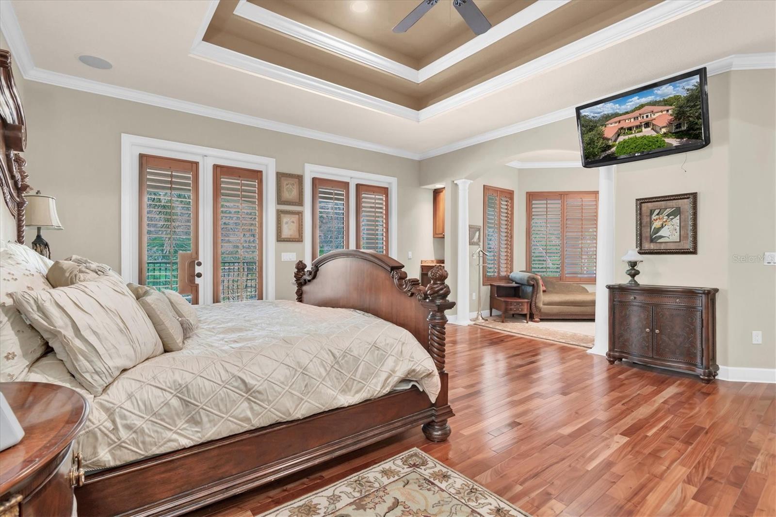 Listing photo id 41 for 2861 Roehampton Close