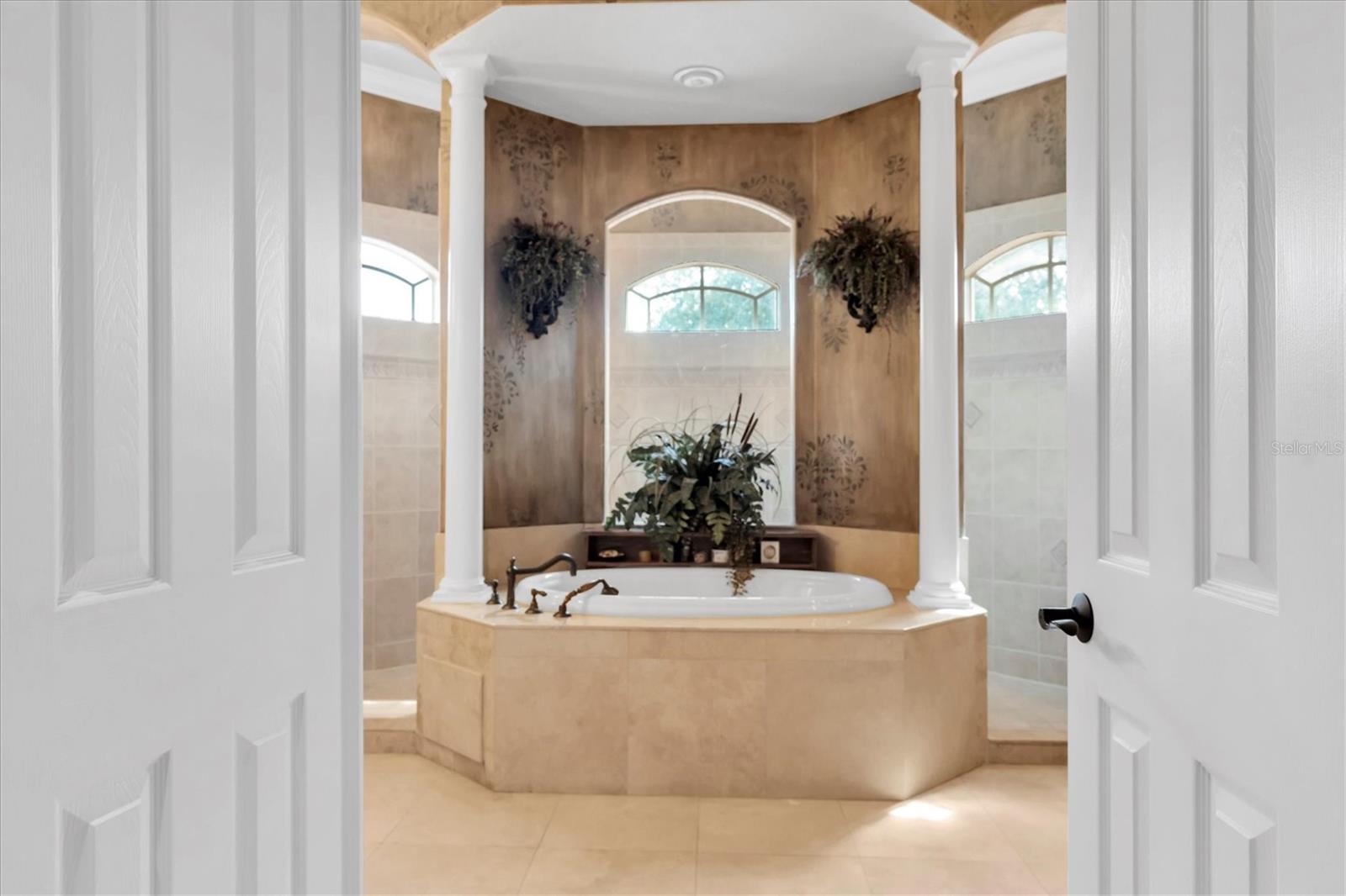 Listing photo id 43 for 2861 Roehampton Close