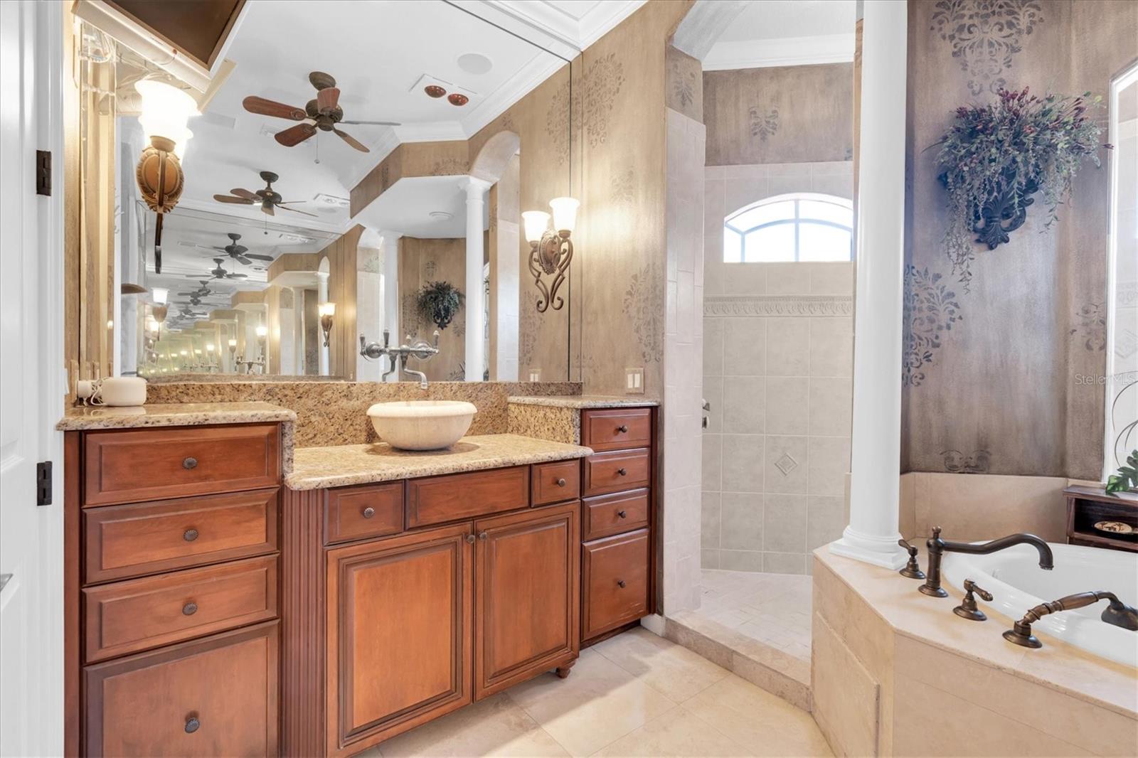Listing photo id 46 for 2861 Roehampton Close