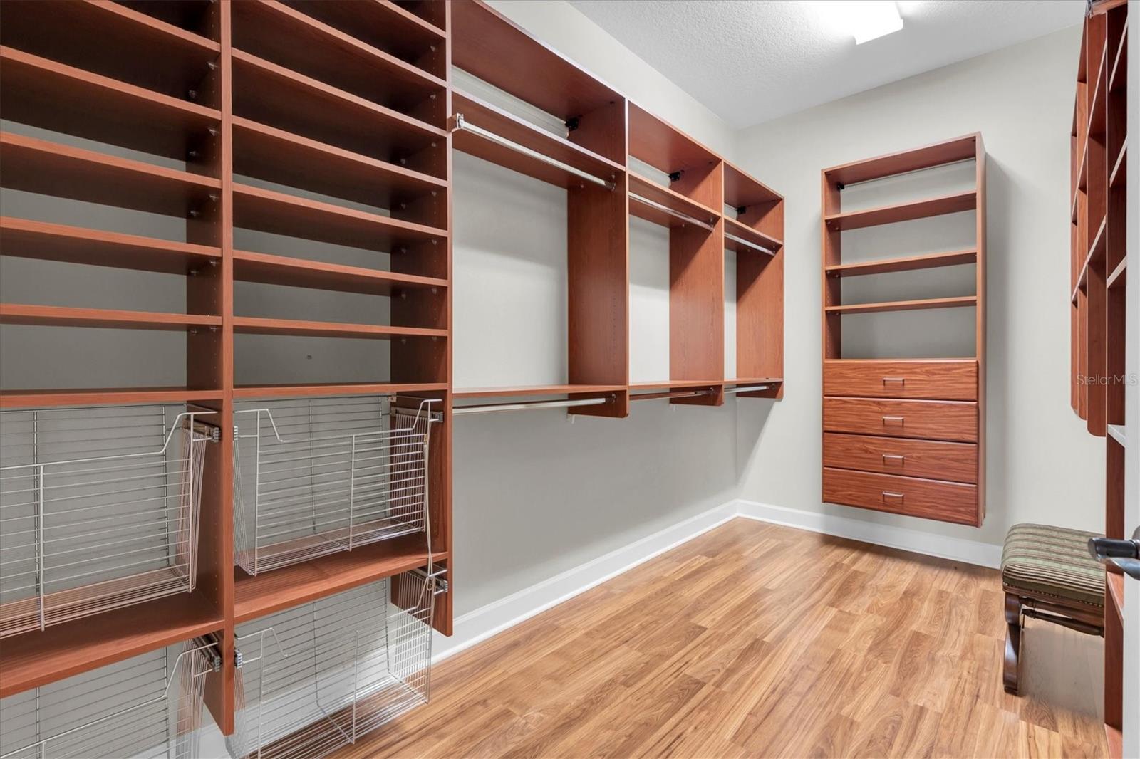 Listing photo id 47 for 2861 Roehampton Close