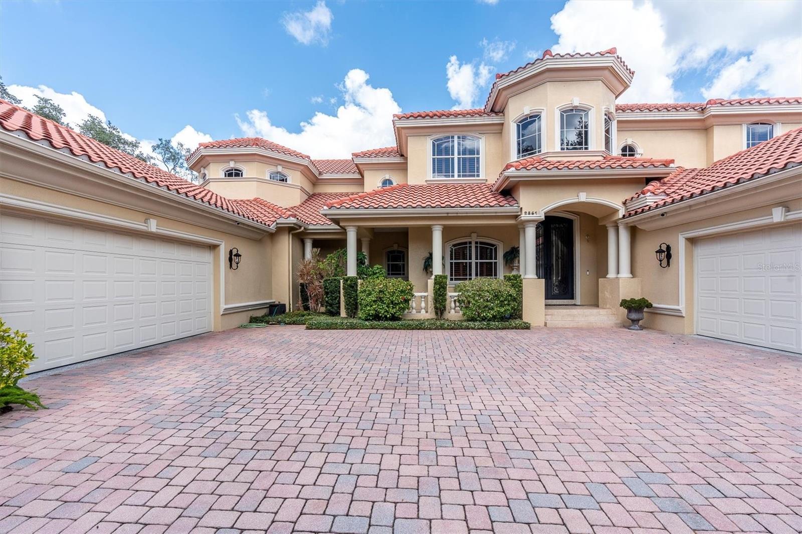 Listing photo id 3 for 2861 Roehampton Close