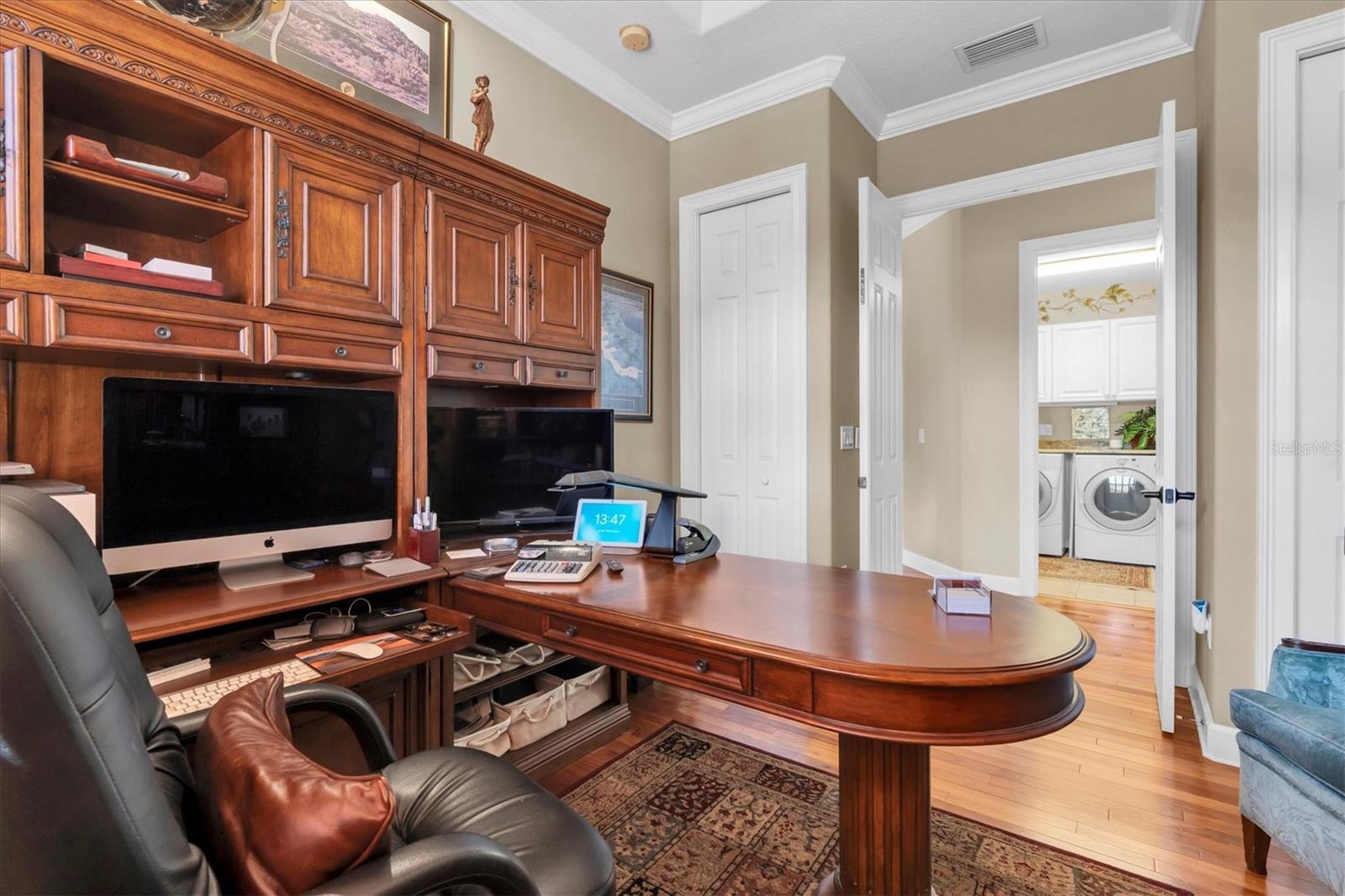 Listing photo id 51 for 2861 Roehampton Close