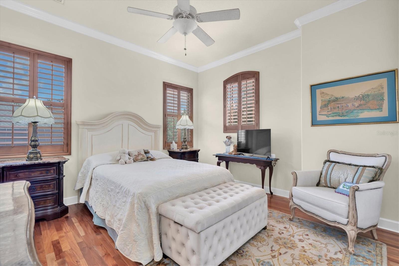 Listing photo id 52 for 2861 Roehampton Close
