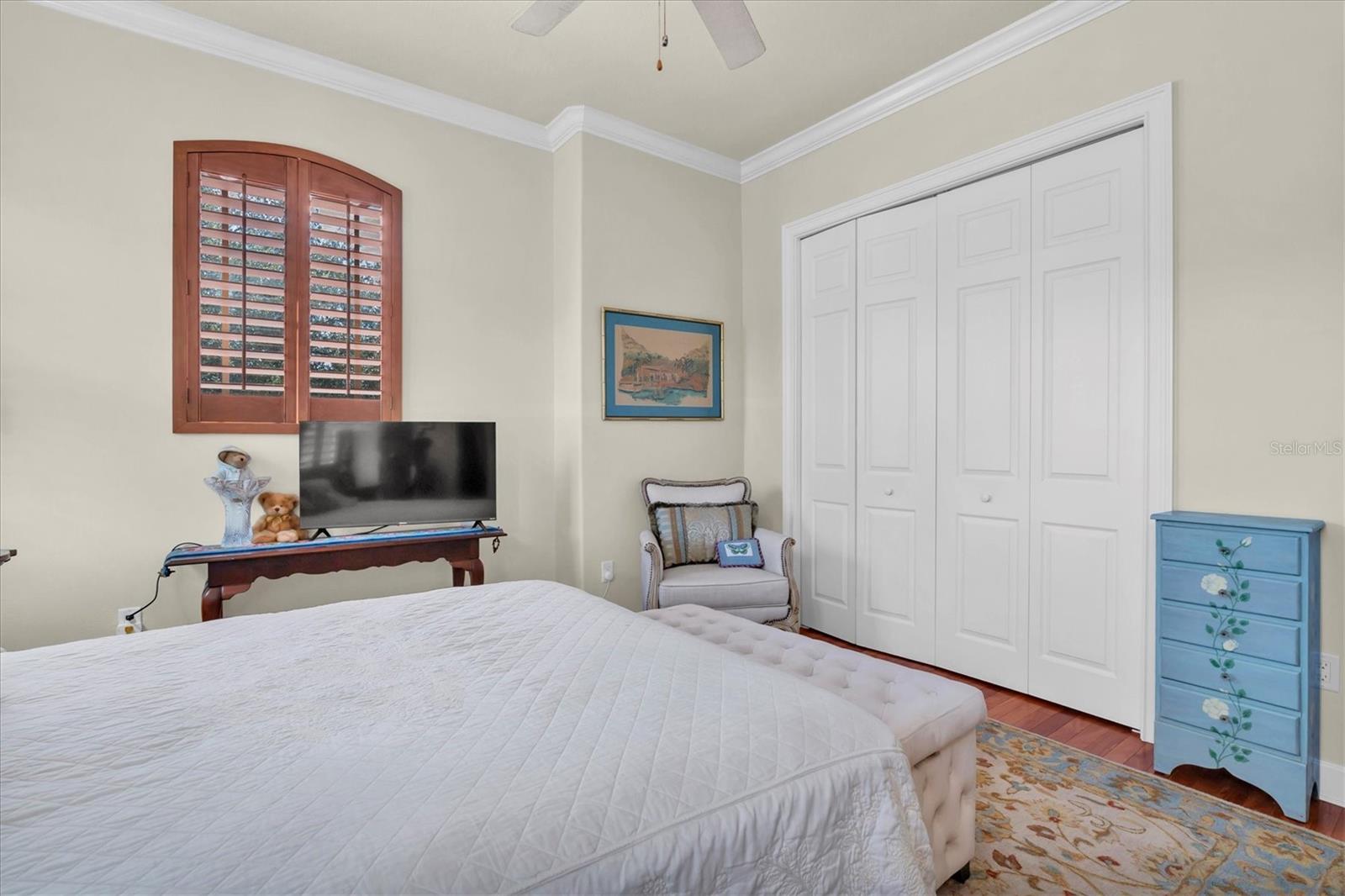 Listing photo id 53 for 2861 Roehampton Close