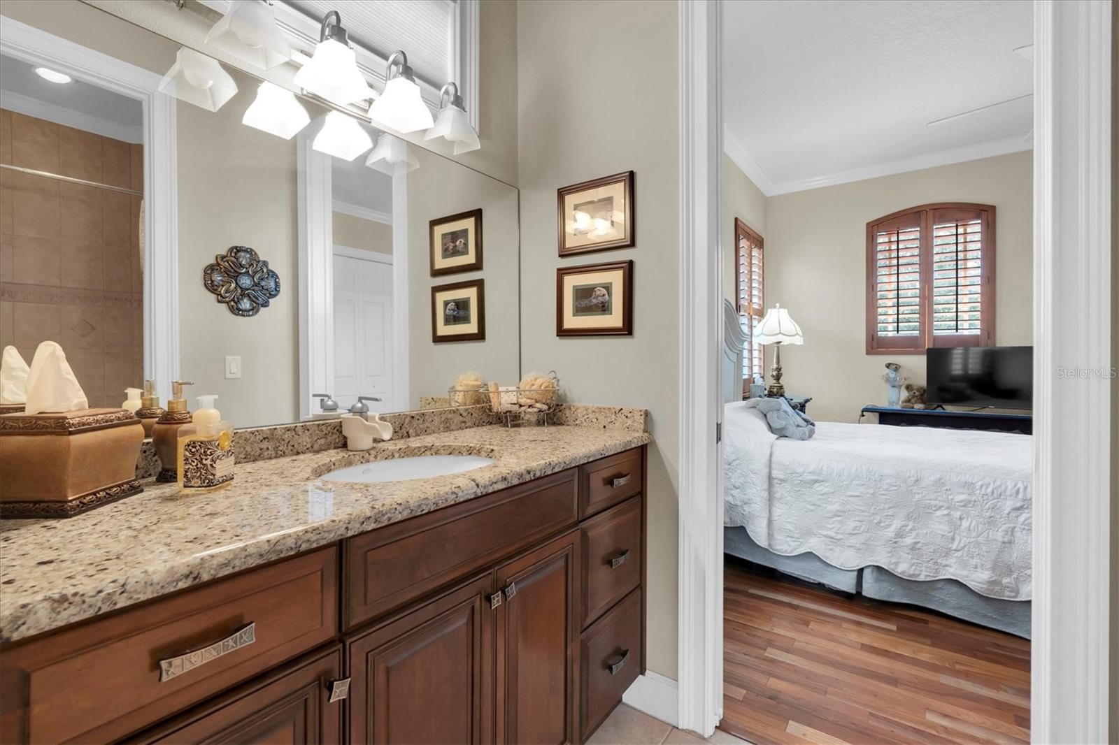 Listing photo id 55 for 2861 Roehampton Close
