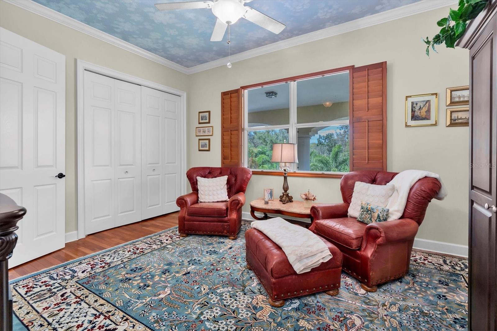 Listing photo id 56 for 2861 Roehampton Close