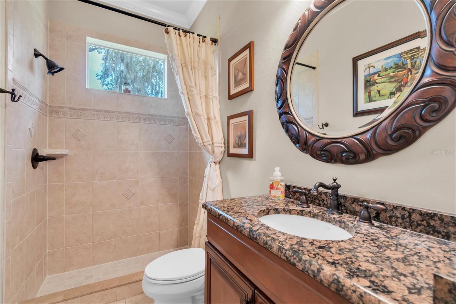 Listing photo id 59 for 2861 Roehampton Close
