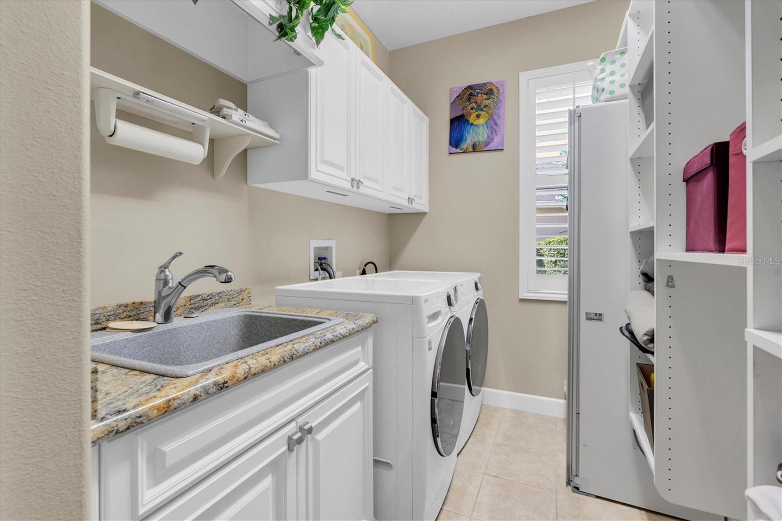 Listing photo id 63 for 2861 Roehampton Close