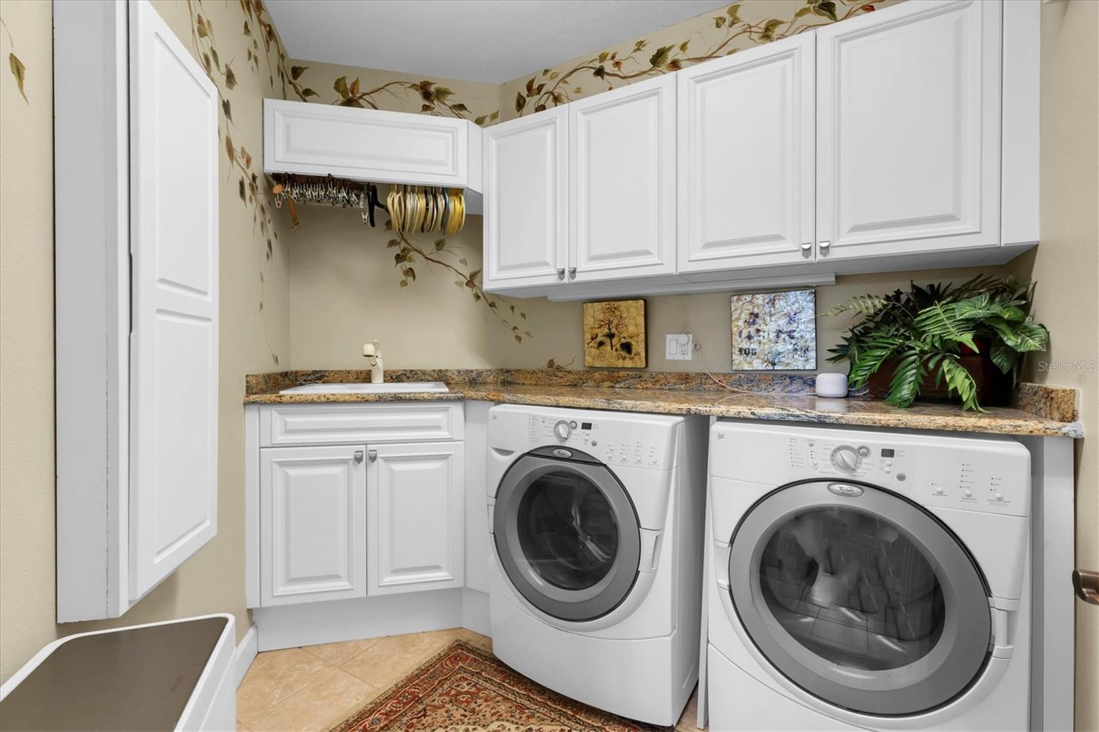 Listing photo id 64 for 2861 Roehampton Close