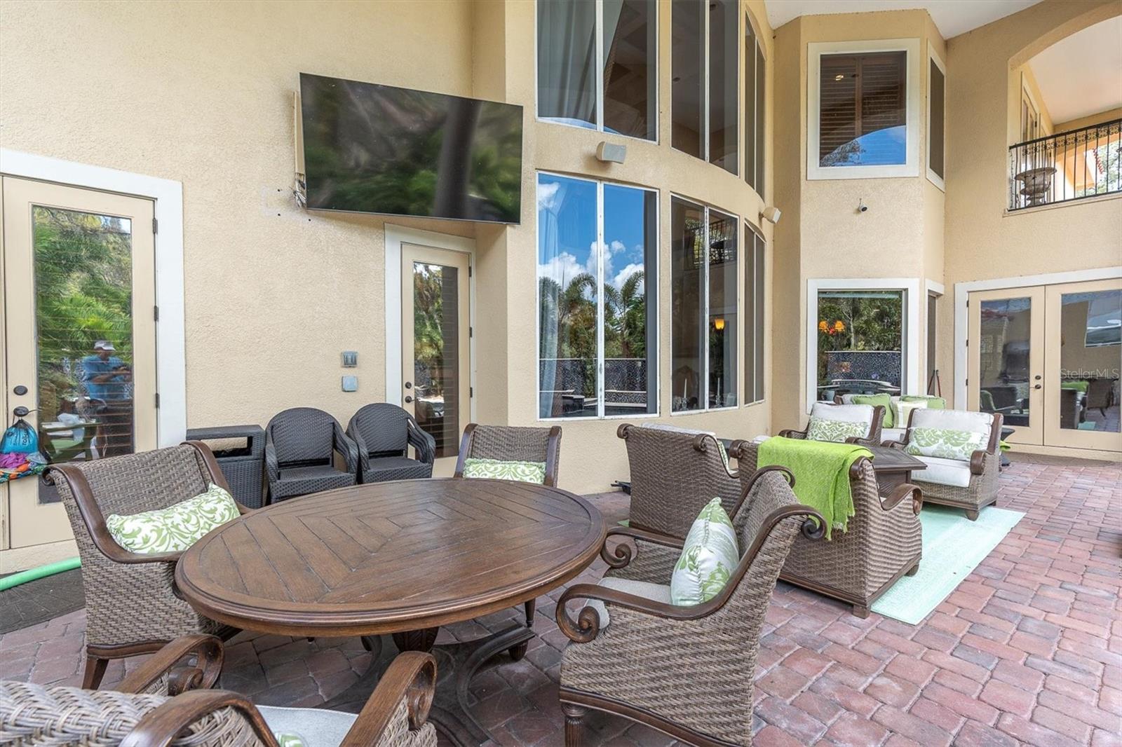 Listing photo id 66 for 2861 Roehampton Close