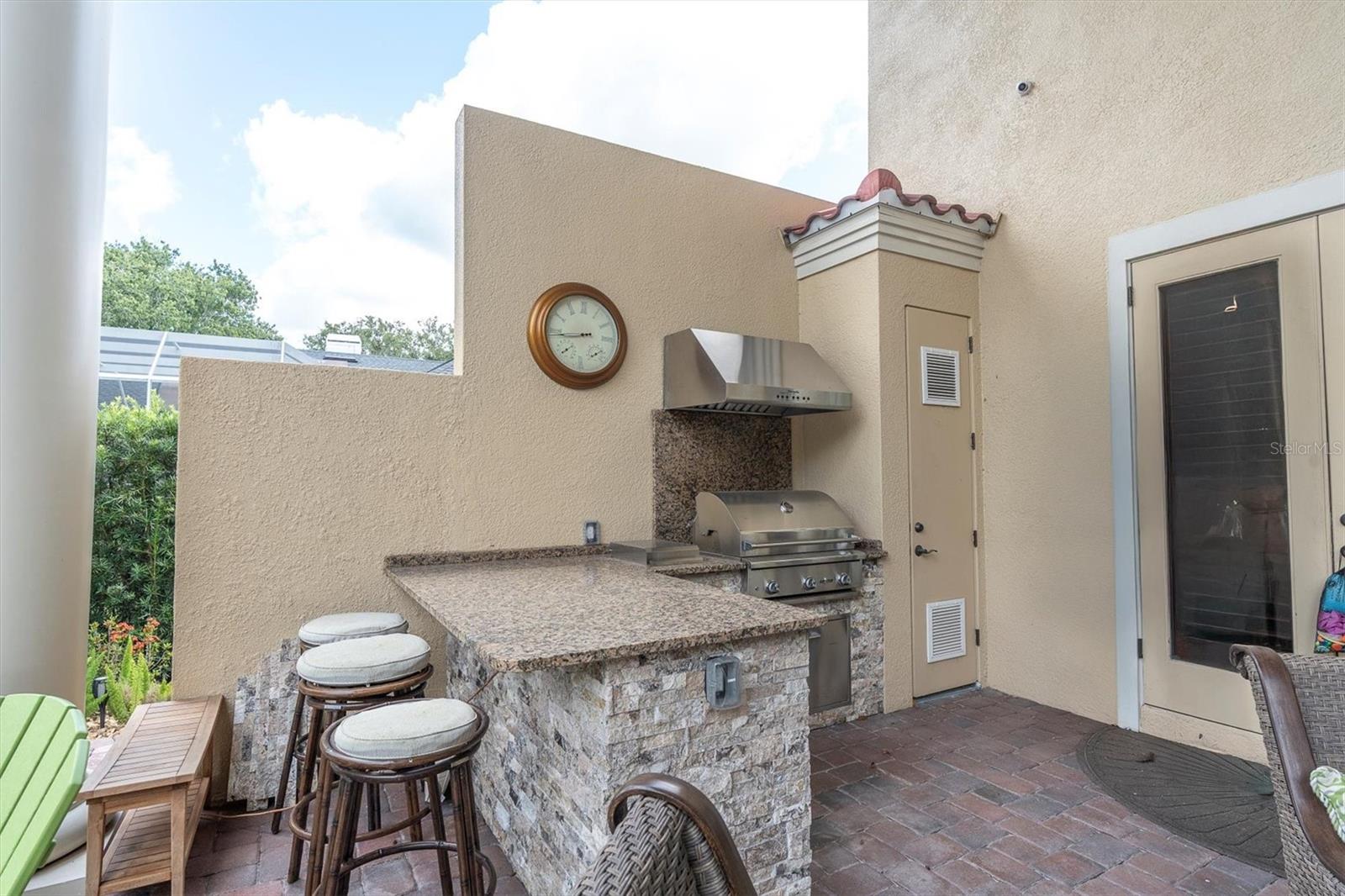 Listing photo id 67 for 2861 Roehampton Close