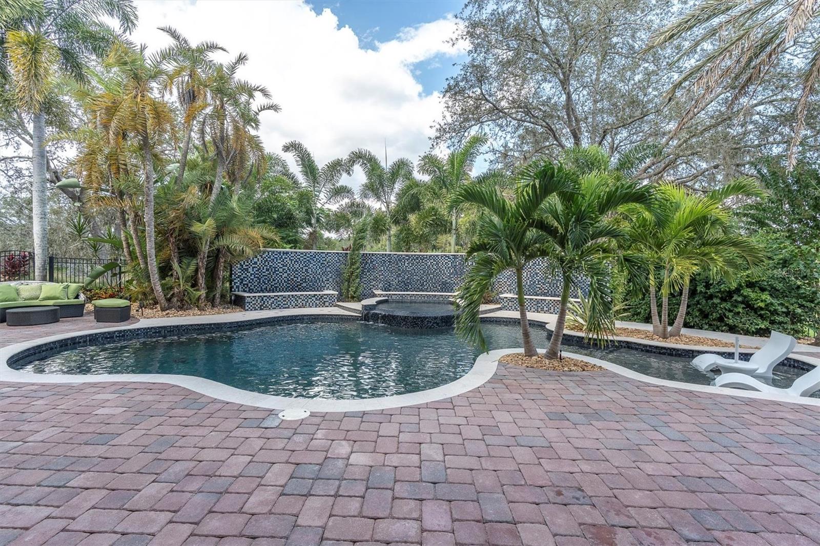Listing photo id 72 for 2861 Roehampton Close
