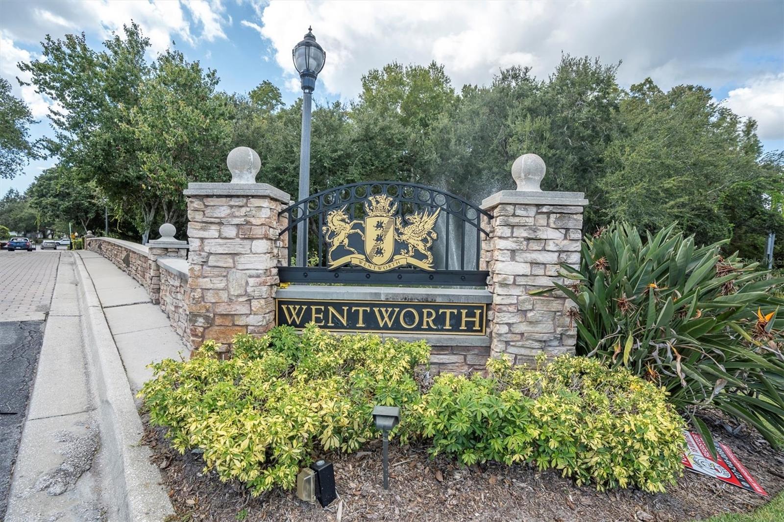Listing photo id 76 for 2861 Roehampton Close