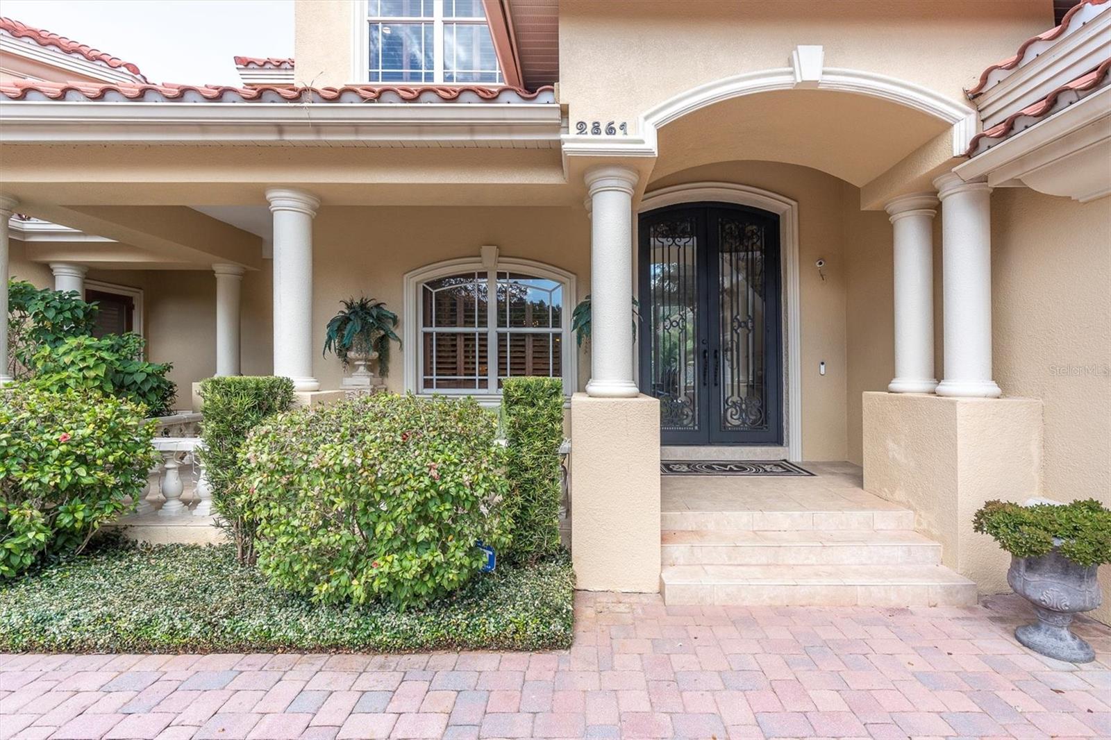 Listing photo id 6 for 2861 Roehampton Close