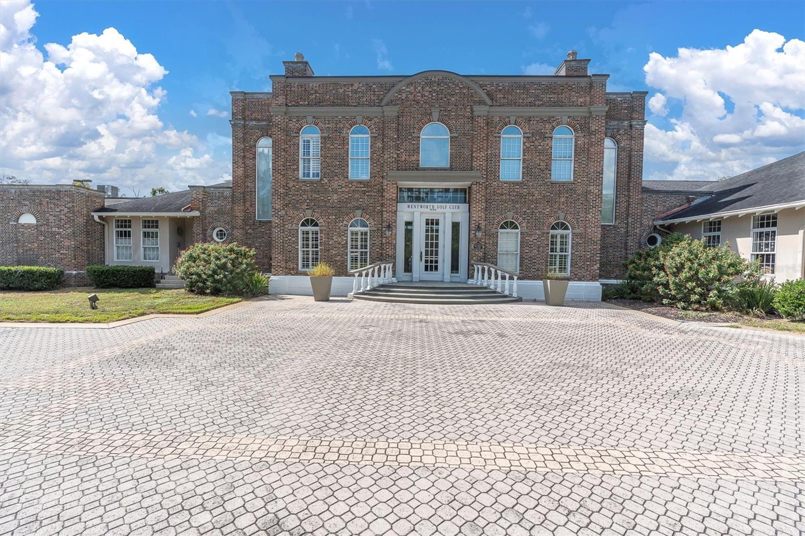 Listing photo id 78 for 2861 Roehampton Close