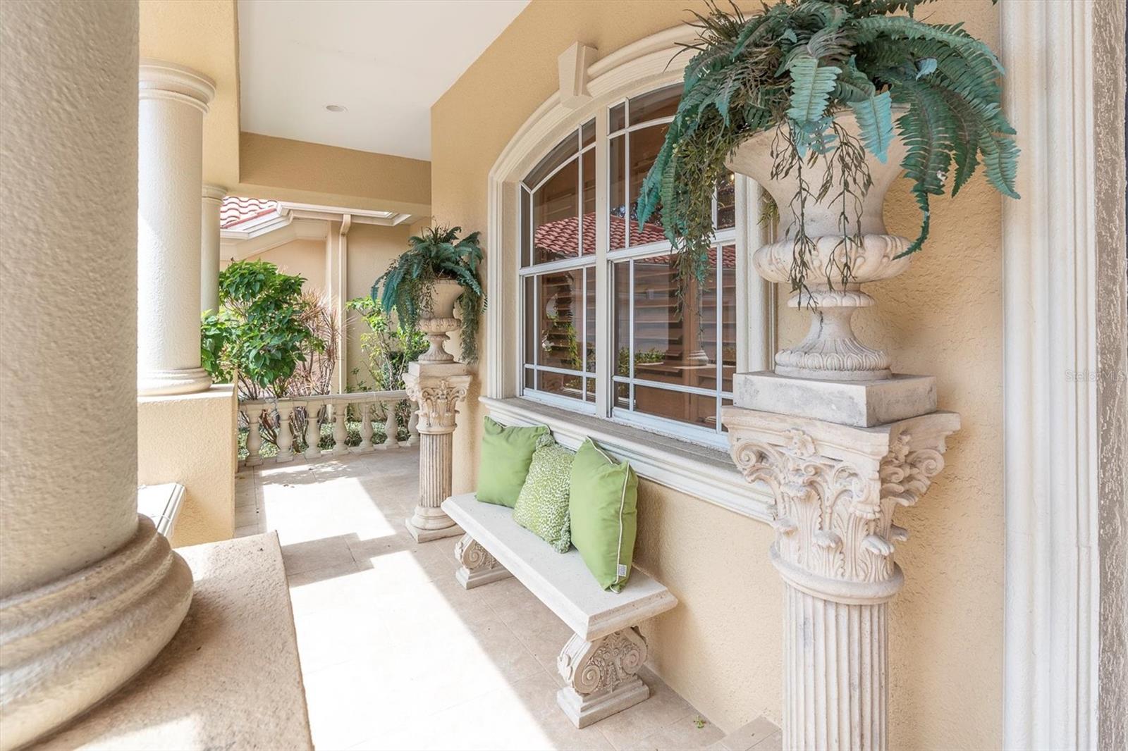Listing photo id 7 for 2861 Roehampton Close