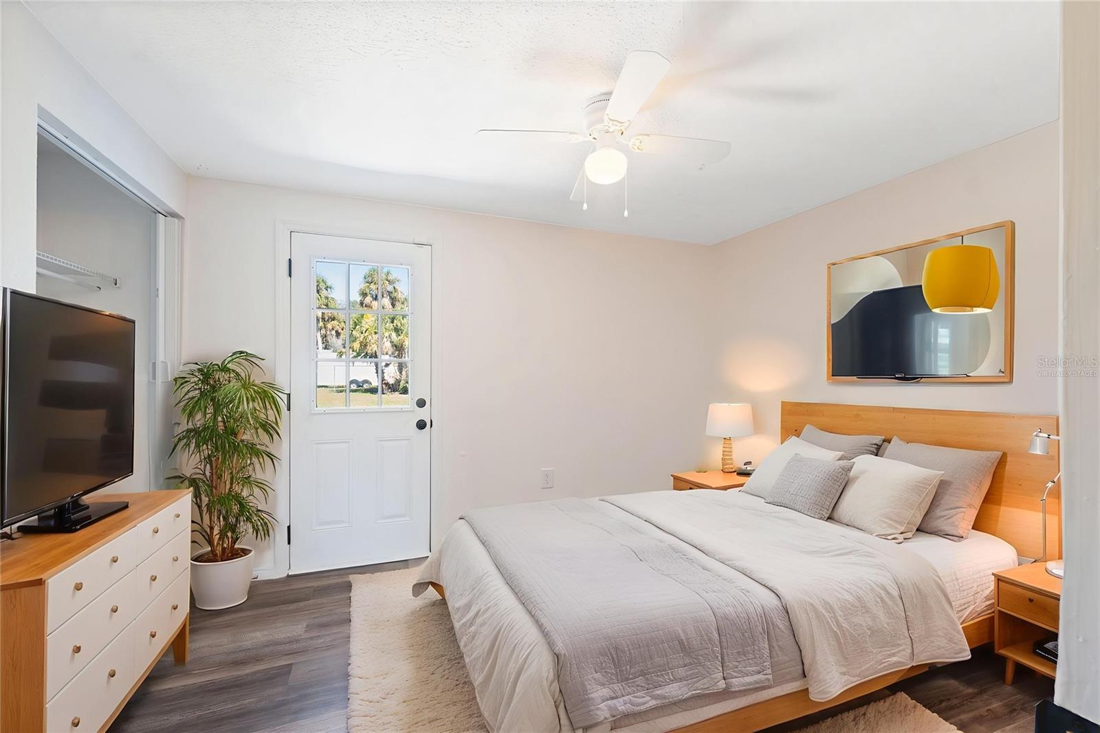 Listing photo id 8 for 5141 Mallett Drive