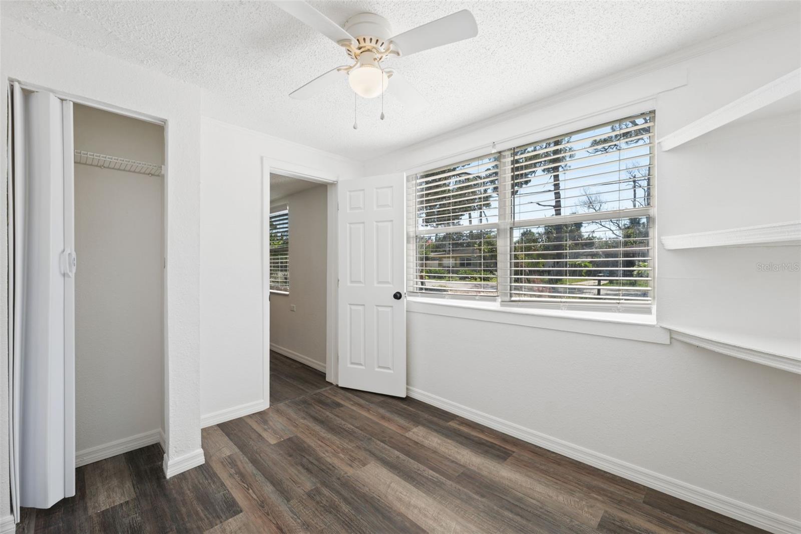 Listing photo id 12 for 5141 Mallett Drive