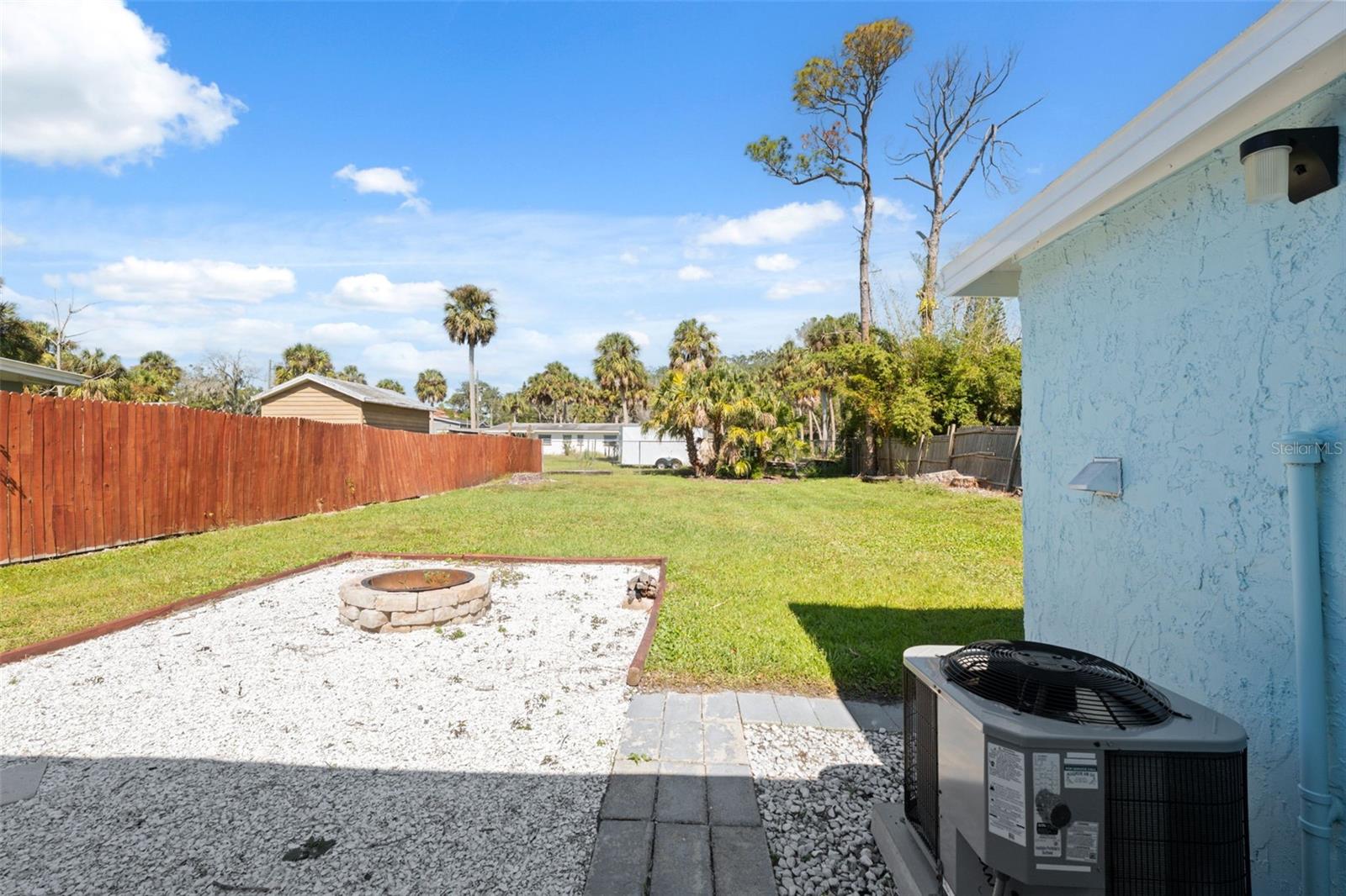 Listing photo id 15 for 5141 Mallett Drive