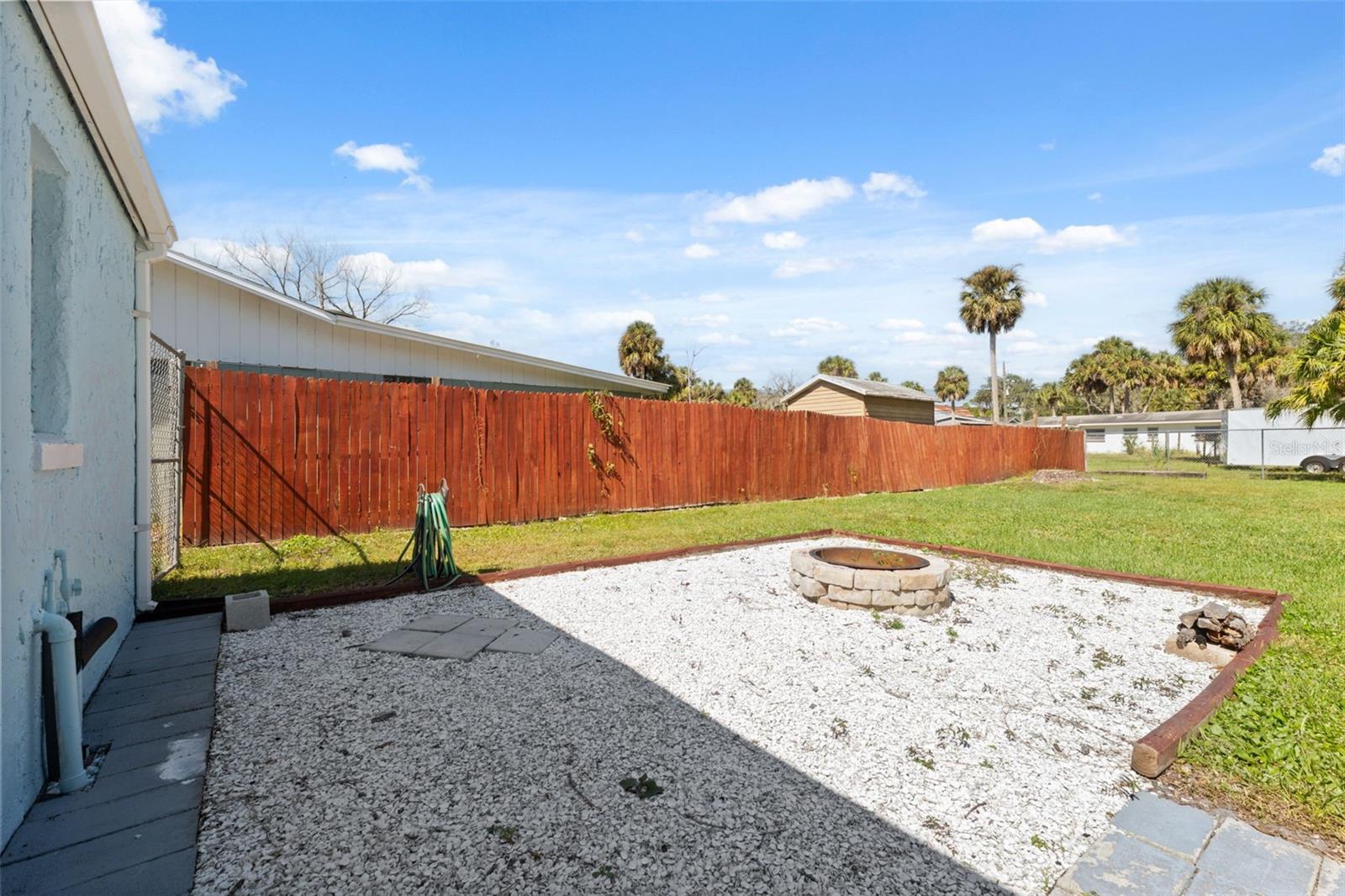 Listing photo id 16 for 5141 Mallett Drive