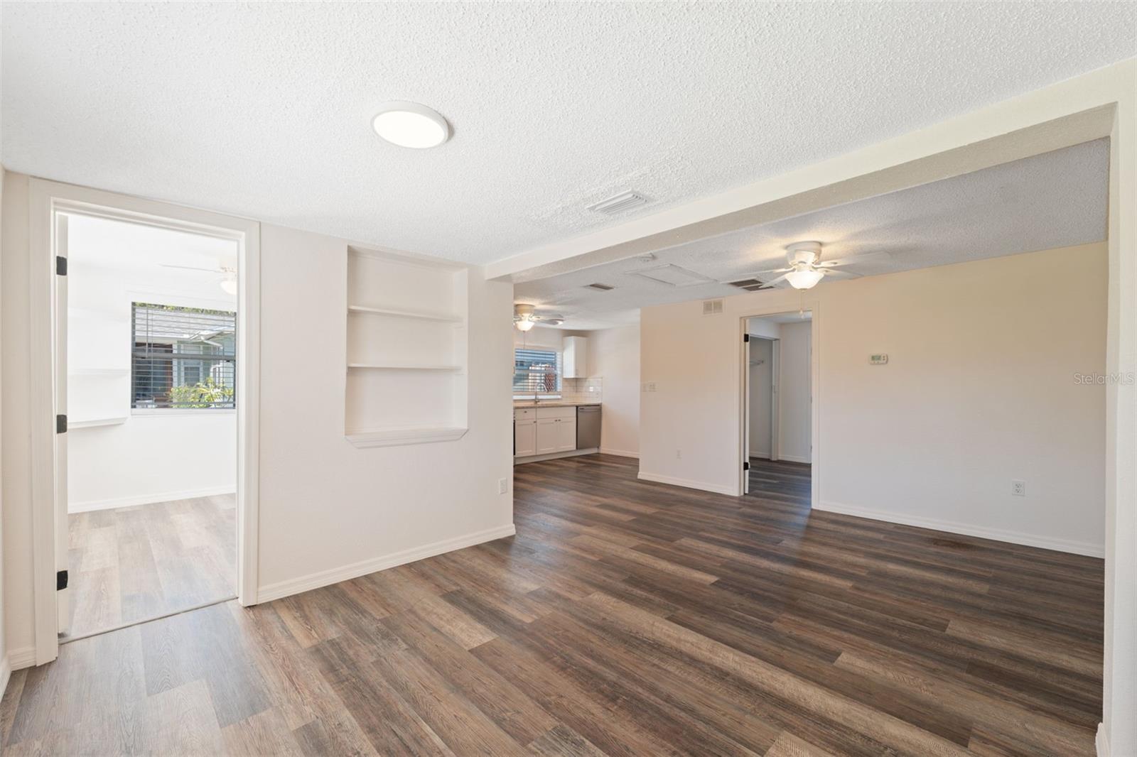 Listing photo id 3 for 5141 Mallett Drive