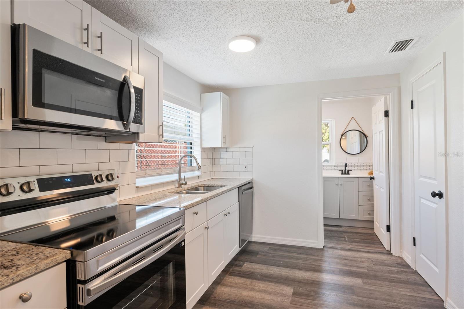 Listing photo id 7 for 5141 Mallett Drive