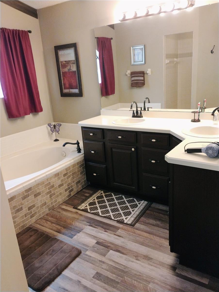 Image 19 of 25 For 411 Glen Abbey Lane