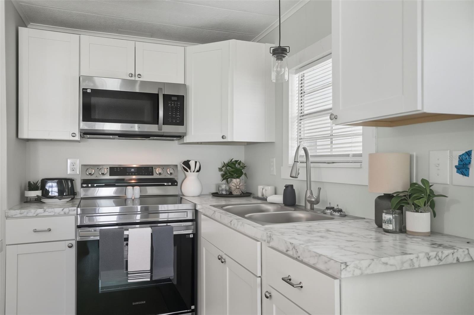 Image 13 of 33 For 18100 Celia Avenue