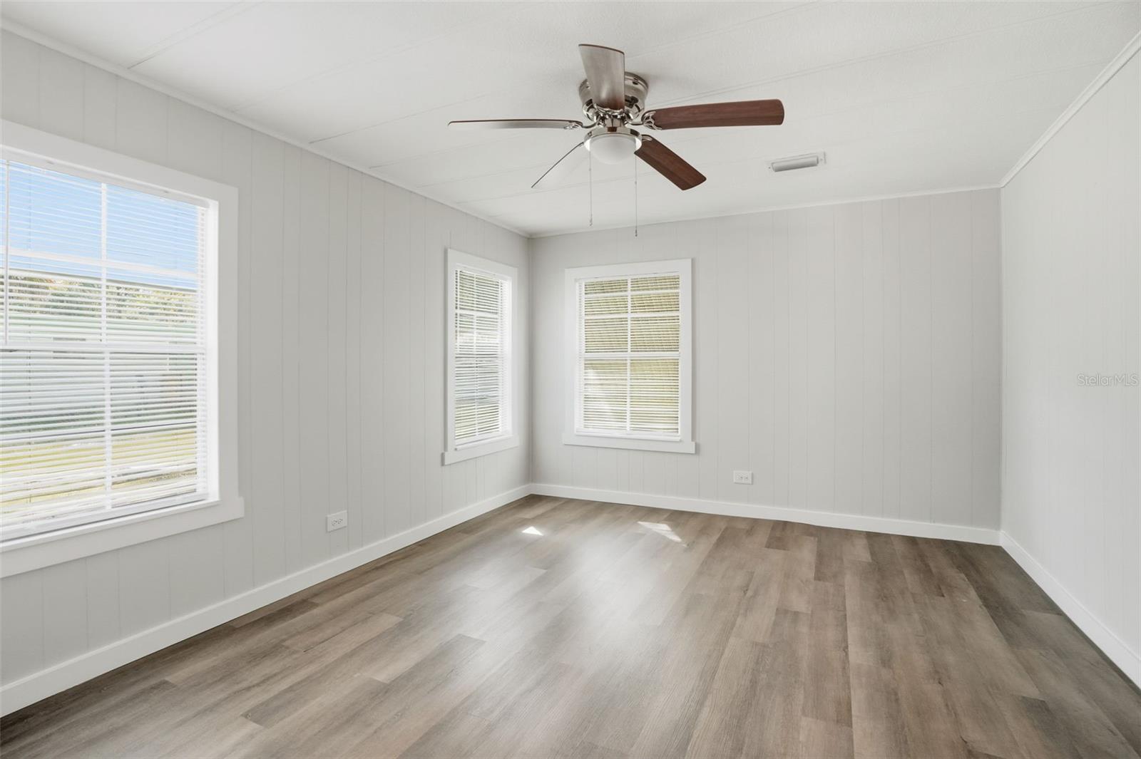 Image 23 of 33 For 18100 Celia Avenue