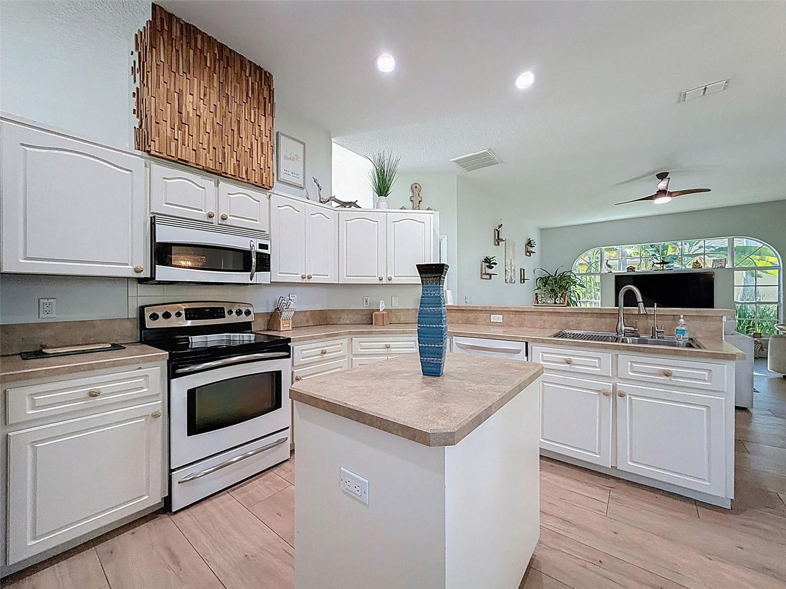 Listing photo id 9 for 3365 Indian River Street