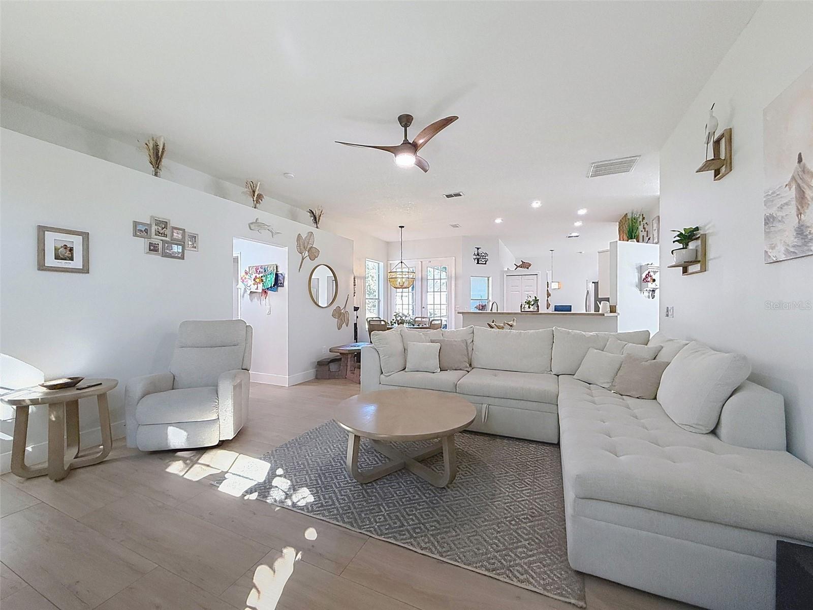 Listing photo id 10 for 3365 Indian River Street
