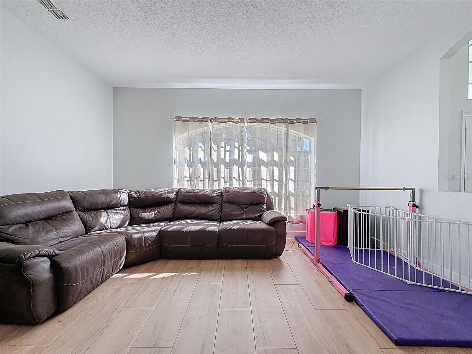 Listing photo id 11 for 3365 Indian River Street