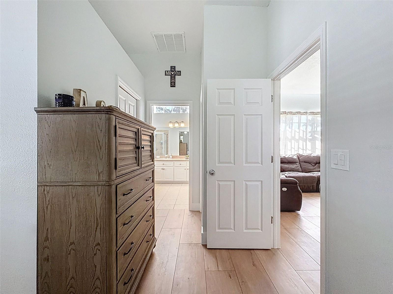 Listing photo id 16 for 3365 Indian River Street