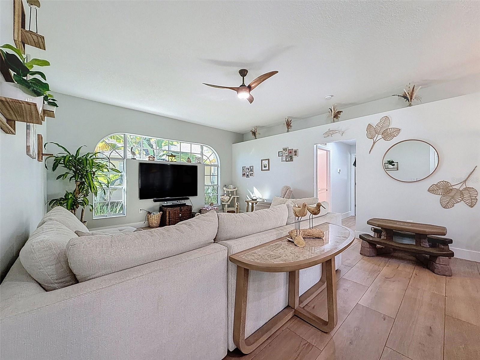 Listing photo id 4 for 3365 Indian River Street