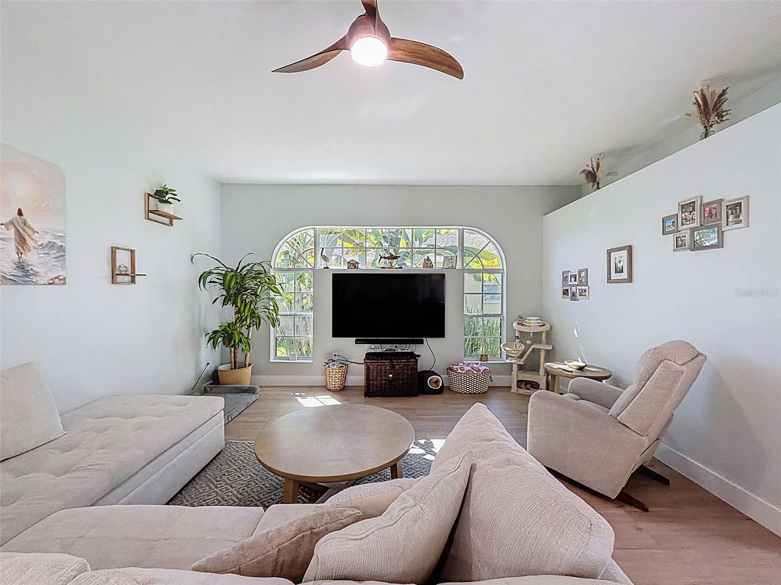 Listing photo id 5 for 3365 Indian River Street