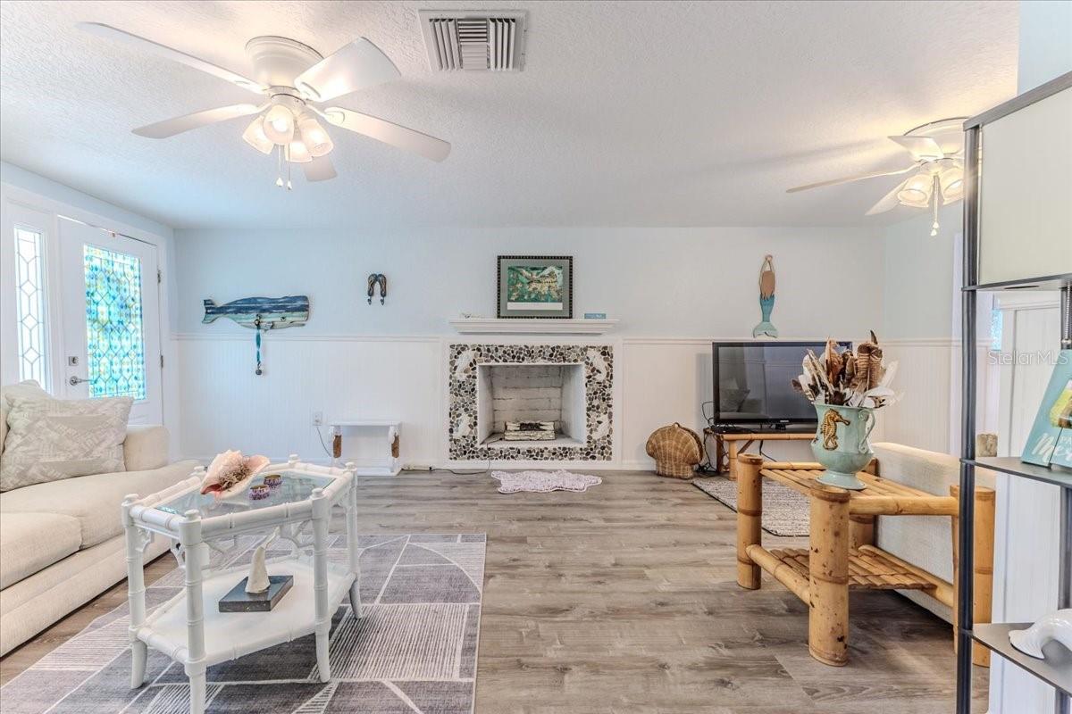 Listing photo id 17 for 5507 Darlene Street