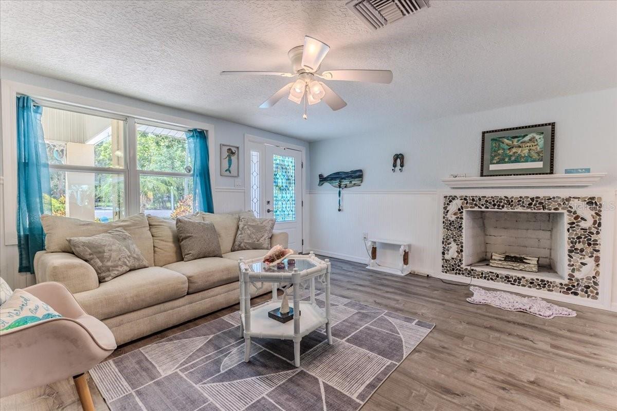 Listing photo id 18 for 5507 Darlene Street