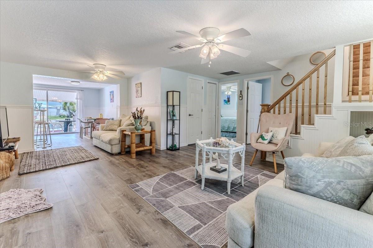 Listing photo id 21 for 5507 Darlene Street