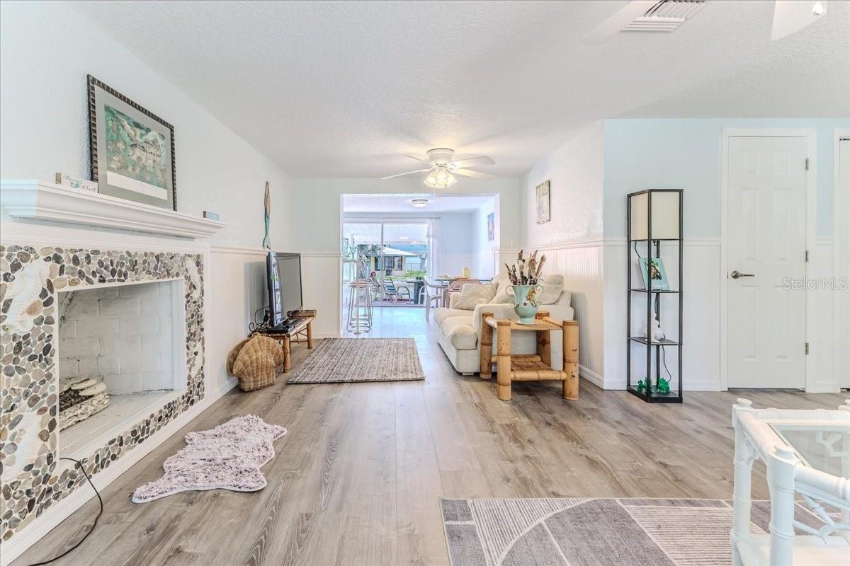 Listing photo id 22 for 5507 Darlene Street