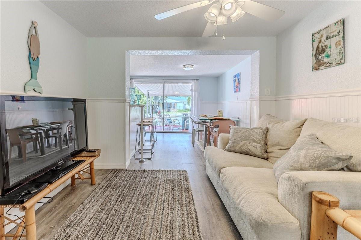 Listing photo id 24 for 5507 Darlene Street