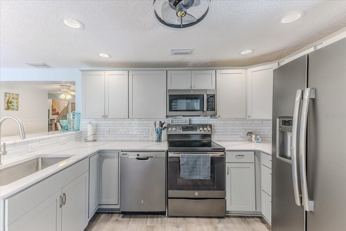 Listing photo id 29 for 5507 Darlene Street