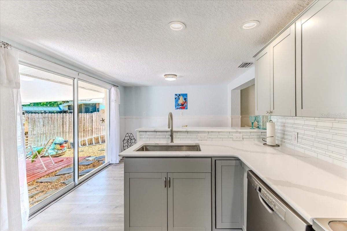 Listing photo id 30 for 5507 Darlene Street
