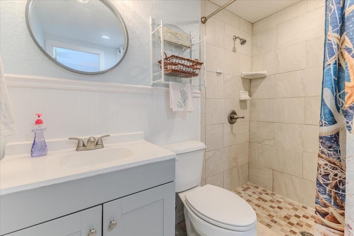 Listing photo id 38 for 5507 Darlene Street
