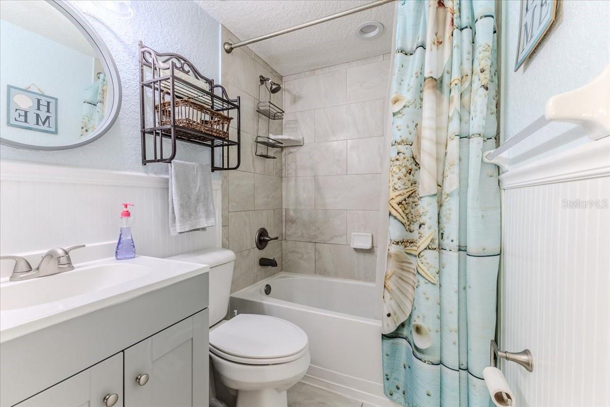Listing photo id 40 for 5507 Darlene Street