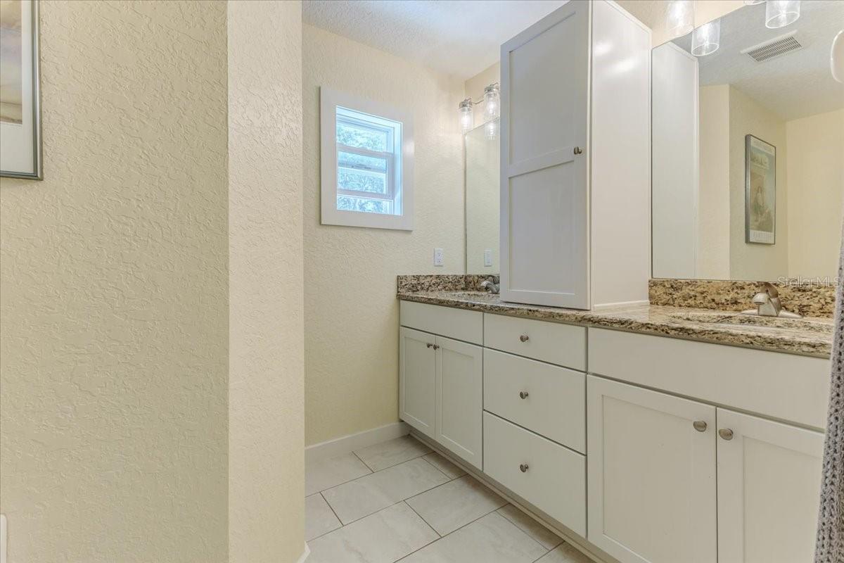 Listing photo id 47 for 5507 Darlene Street