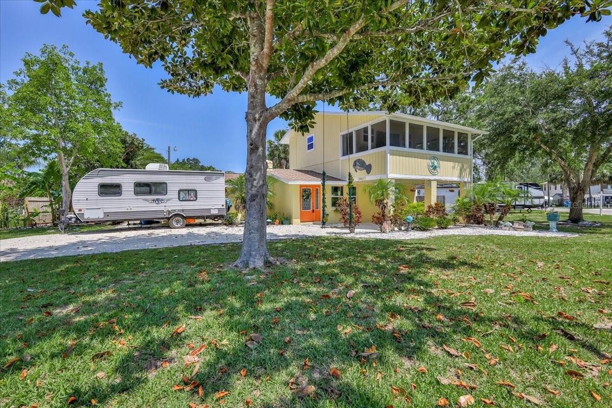 Listing photo id 3 for 5507 Darlene Street